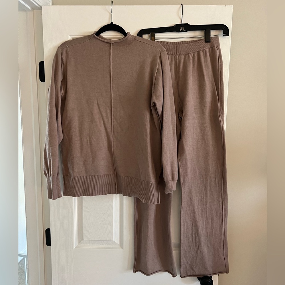 Beautiful brown/tan Amazon sweater set- size medium. Barely worn!